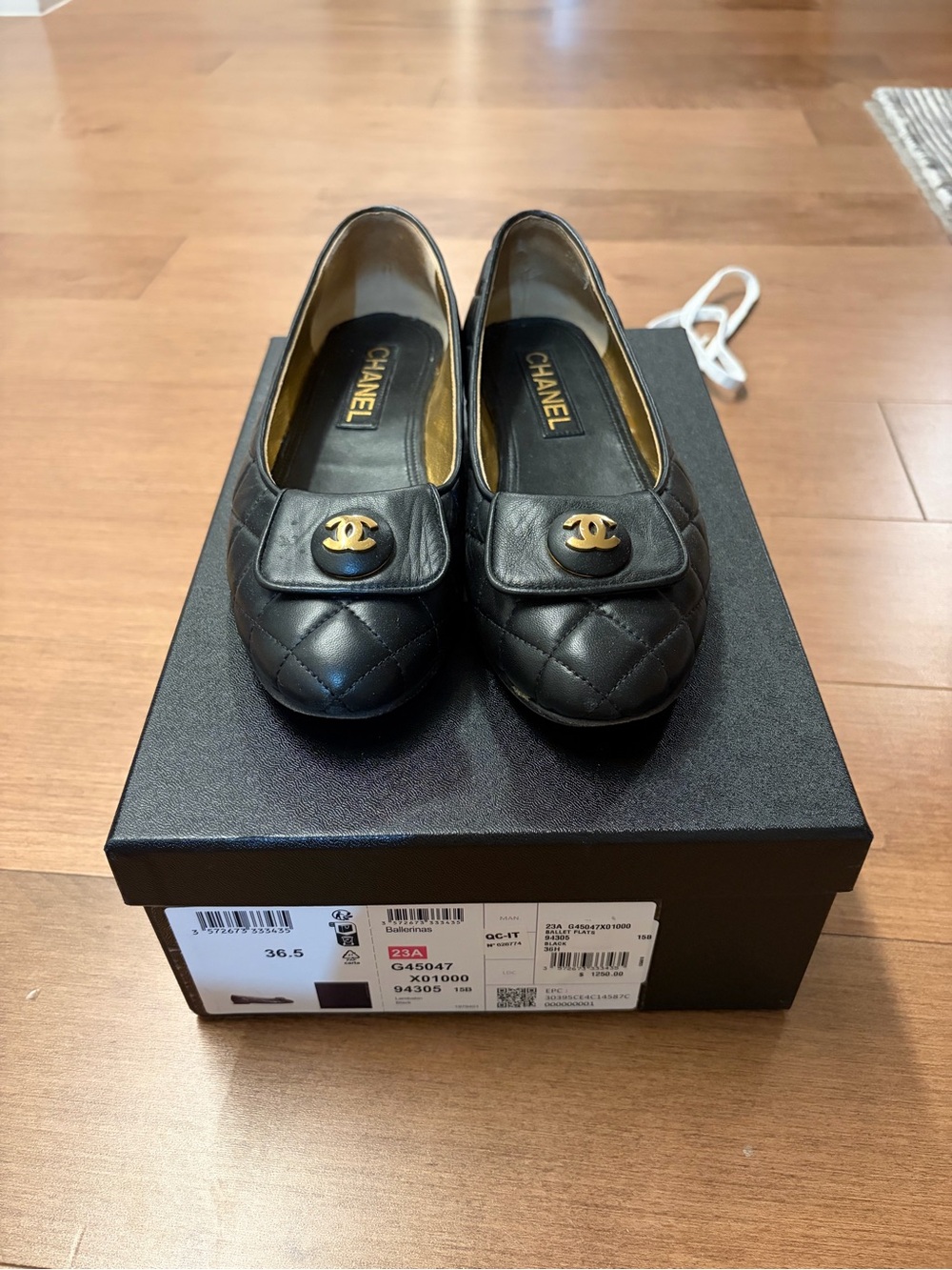 CHANEL Black Quilted Leather Ballet Flats with Gold CC Plaque